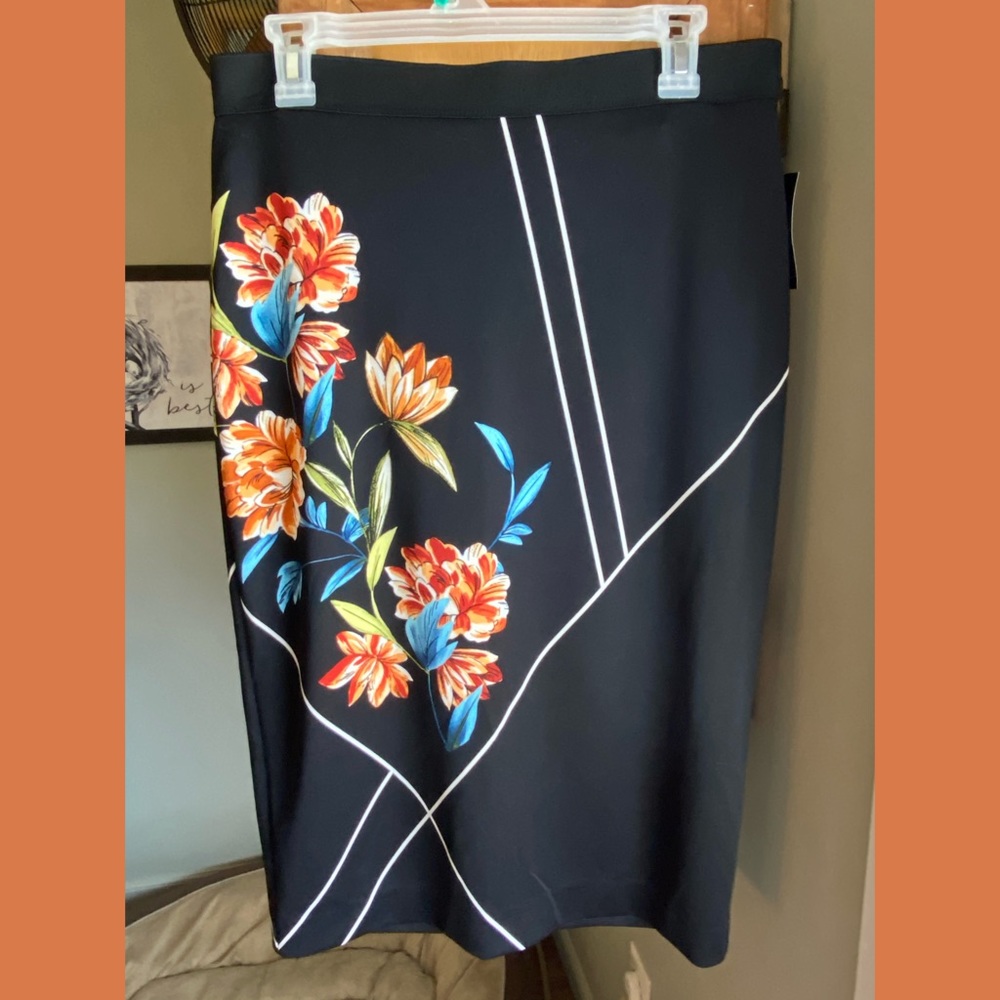 Alfani stretchy skirt. New.